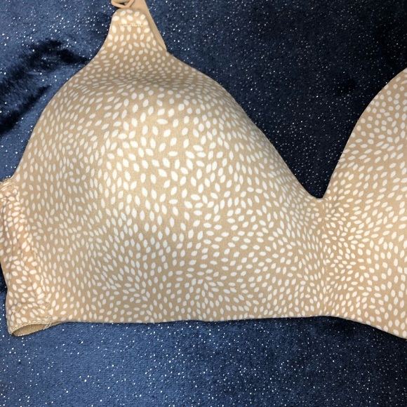 Warner’s woman’s Bra 36B Wireless - Picture 2 of 9